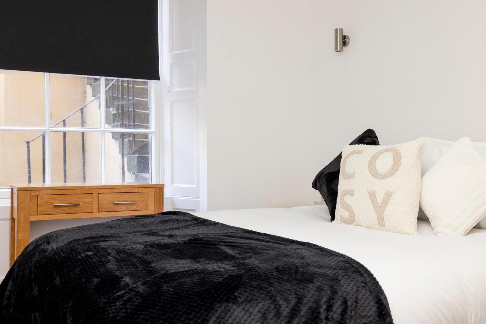 Joivy 3Br Flat In Haymarket With Free Parking Эдинбург Экстерьер фото